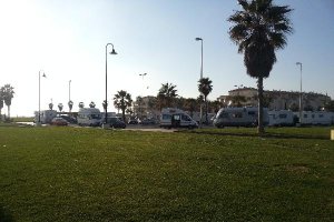 Imagen de archivo del aparcamiento de caravanas en Playa Serena.tyle>.apqj{position:absolu