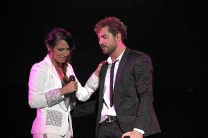 Dueto sorpresa con India Martínez en el Palacio de los Deportes de Madrid. tyle>.apqj{posi