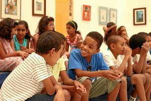 Los niños y niñas llegados de la Hamada Argelina de Tindouf compartiendo sus experiencias con los ot
