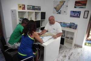 La oficina de turismo de Cabo de Gata, en la iglesia de Las Salinas.tyle>.apqj{position:ab