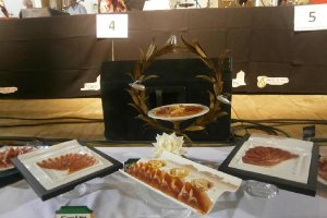 Emplatado de uno de los participantes en el Concurso de Cortadores de Jamón.tyle>.apqj{pos