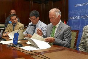 Diego Valderas y Gabriel Amat en la firma del convenio sobre el PFEA.tyle>.apqj{position:a