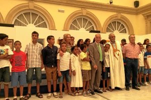 Los niños en la foto de familia con el presidente de la Diputación, Gabriel Amat.tyle>.apq
