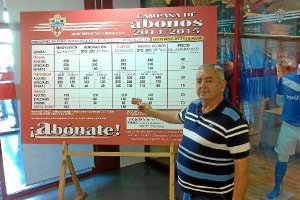 Bonifacio Berenguel con su abono.o,46