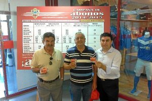 José, Bonifacio y Juan Antonio, los primeros en llevarse el abono.tyle>.apqj{position:abso