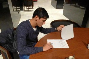 Óscar Ustari firmando su contrato con el Newells Old Boys.e;cli