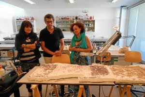 El director del Museo, la restauradora Loli Pardo y la delegada.tyle>.apqj{position:absolu