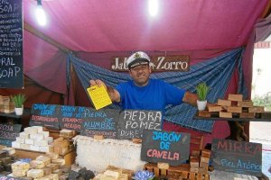 Uno de los stands del mercado marinero.x,auto,a