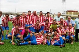 Los veteranos de Almería posan felices con su trofeo.e;clip:rec