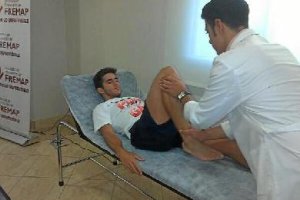 Jairo pasando esta mañana el reconocimiento médico.e;clip:rect(