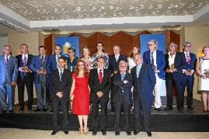 Foto de familia de organizadores y premiados en los Premios Levante.tyle>.apqj{position:ab