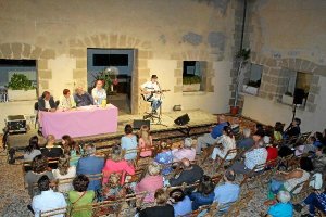 En Guardias Viejas, letras y música el sábado noche.e;clip:rect