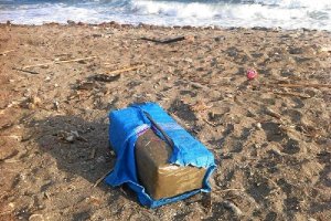 Uno de los fardos que apareción ayer en las playas.e;clip:rect(