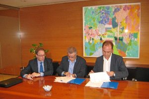 Momento de la adhesión de El Saliente al programa Incorpora de la Obra Social.tyle>.apqj{p