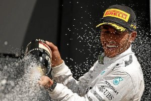 Hamilton celebrando la victoria en casa.x,auto,