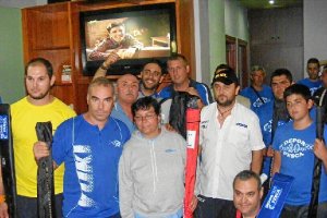 Los distintos ganadores posan con el equipo organizador de Depor Pesca.tyle>.apqj{position