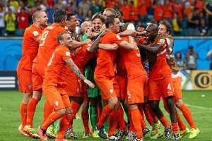 Piña oranje tras conseguir el pase a la semifinal ante Costa Rica.tyle>.apqj{position:abso