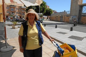 María Rosa reparte cartas en el Zapillo desde hace más de una década. tyle>.apqj{position: