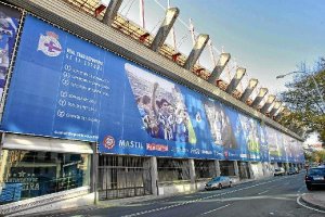 El estadio de Riazor engalanado para la campaña de abonados.e;c