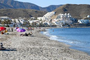 Playa del Ancón el pasado viernes, tras la limpieza de los invertebrados.  tyle>.apqj{posi