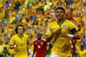Thiago Silva celebra el primer gol de Brasil.x,
