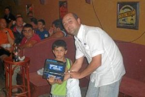 Javier Domínguez premiando a un joven pescador.