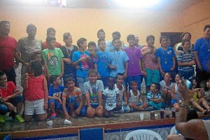 canteranos de la peña deportiva almeriense con sus medallas y trofeos antes de celebrar con la famil