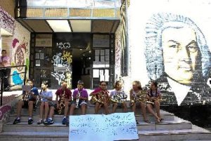 Los alumnos realizando el concierto protesta en la puerta del Conservatorio.tyle>.apqj{pos