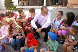 El alcalde, ayer, recibiendo a los niños en Alcaldía.e;clip:rec