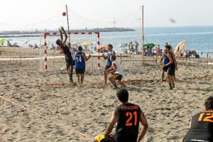 Partido de balonmano-playa masculino.