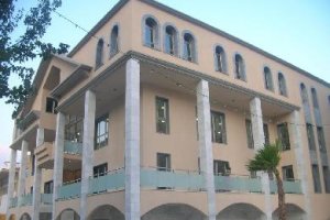 Parte de la fachada del Ayuntamiento de Macael.