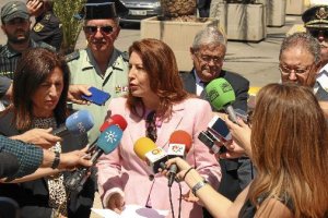 Carmen Crespo atiende a los medios en el Puerto de Almeríae;cli
