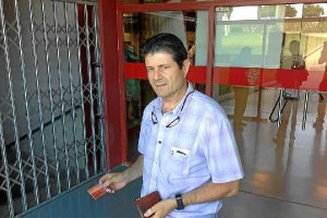 Antonio Capel con su abono on line.o,