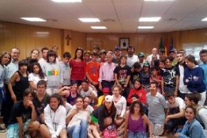 Foto de familia de los escolares con el alcalde y concejales.e;