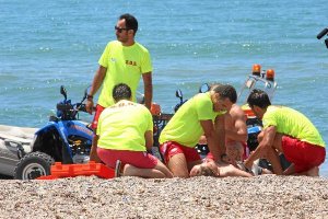 Efectivos participantes en el simulacro, durante las tareas de reanimación de la víctima.t