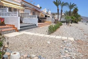 Una decena de viviendas en primera línea de la playa de La Ventilla ha retirado las jardineras de su