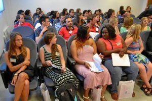 los estudiantes en el acto de recibimiento en la sala de Conferencias del Edificio de Ciencias de la