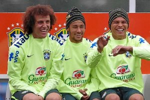 Neymar con David Luiz y Thiago Silva.