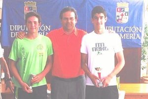 Campeones, con el delegado provincial de Tenis.
