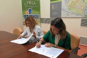 Sonia Ferrer y Ana Martínez Labella en el momento de firmar el convenio.tyle>.apqj{positio