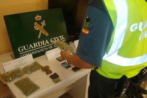 Hachís y marihuana incautada en la operación.x,