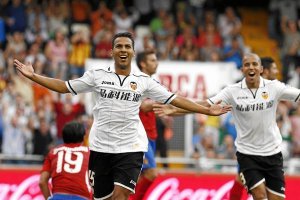 Jonathan Viera tiene todas las papeletas para salir del Valencia.tyle>.apqj{position:absol