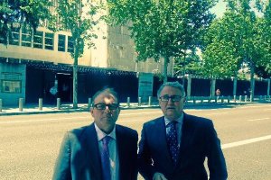 Los ediles Pérez y Caicedo ante la Embajada de EE UU.e;clip:rec