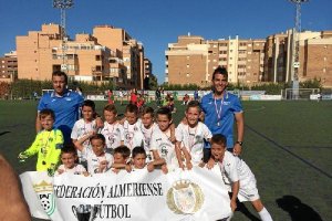 Los niños de Los Molinos posan felices con la Copa y sus medallas.tyle>.apqj{position:abso