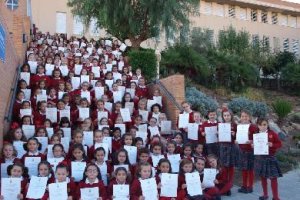 Alumnas con sus certificados tras haber superado los respectivos niveles de los exámenes de idiomas.