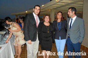 La directora del Hotel Tryp Indalo, Rosalía Castelló, con los concejales del Ayuntamiento de Almería