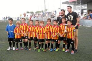 El jugador del Almería con los canteranos de La Floresta.e;clip