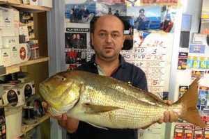 Javier Domínguez con un preciado trofeo.x,auto,