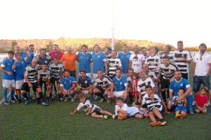 Los dos equipos posan para la historia en la Ciudad Deportiva de Viator.tyle>.apqj{positio