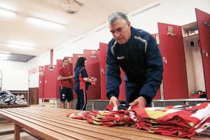Hay muchas taquillas libres en el vestuario del Almería.e;clip: